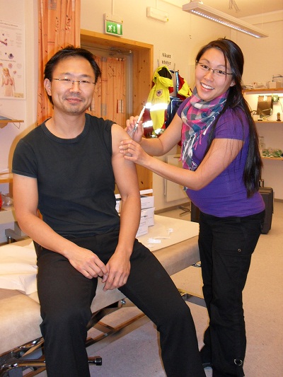 Kommuneoverlege Nam-Young Pak får vaksine av kommunelege Sarah Strålenstam